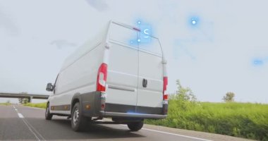 Akıllı lojistik. Akıllı lojistikle hızlı teslimat. Teslimatta IOT olan beyaz minibüs..