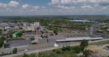 Mobil kule. Veri iletimi bir tekrarlayıcı üzerinden. Büyük bir fabrikanın arazisinde tekrar eden biri.