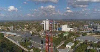 Mobil kule. Veri iletimi bir tekrarlayıcı üzerinden. Büyük bir fabrikanın arazisinde tekrar eden biri.