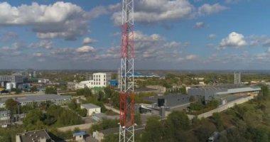 Mobil kule. Veri iletimi bir tekrarlayıcı üzerinden. Büyük bir fabrikanın arazisinde tekrar eden biri.
