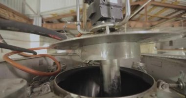 Tank kamyonu temizleme operasyonu. Tanker kimyasal temizlik işinde. Kamyon tankını içeriden temizliyorum..