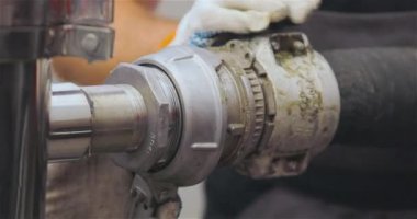 İtfaiyeci yangın hortumunun bağlantısını kesti. Yangın hortumunun bağlantısını kesiyorum..