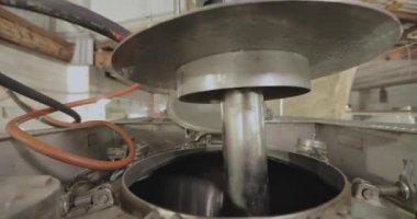 Tank kamyonu temizleme operasyonu. Tanker kimyasal temizlik işinde. Kamyon tankını içeriden temizliyorum..