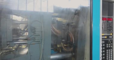 Termoplastik enjeksiyon makinesi. Enjeksiyon kalıbıyla plastik bir parça oluşturma süreci