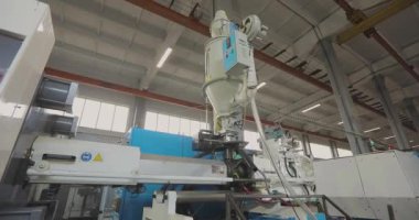 Termoplastik enjeksiyon makinesi. Enjeksiyon kalıbıyla plastik bir parça oluşturma süreci