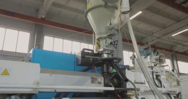Termoplastik enjeksiyon makinesi. Enjeksiyon kalıbıyla plastik bir parça oluşturma süreci.