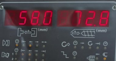 CNC makine monitörü. Fabrikalardaki CNC makinesinin kontrol paneli. Modern CNC makinesi. CNC makinesi bir parça işliyor.
