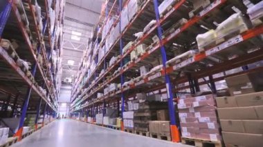 Depoda modern bir forklift. Modern teknolojilerin görselleştirilmesi. Grafikleri olan modern bir depoda forklift..