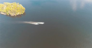 Devriye botları bir İHA 'dan görüldüğü gibi nehir boyunca ilerliyorlar. Nehirde yüksek hızlı devriye botu. Tekne çevrede devriye geziyor..