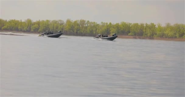 Річці Пливе Моторний Човен Патрульний Човен Пливе Вздовж Річки Військовий — стокове відео