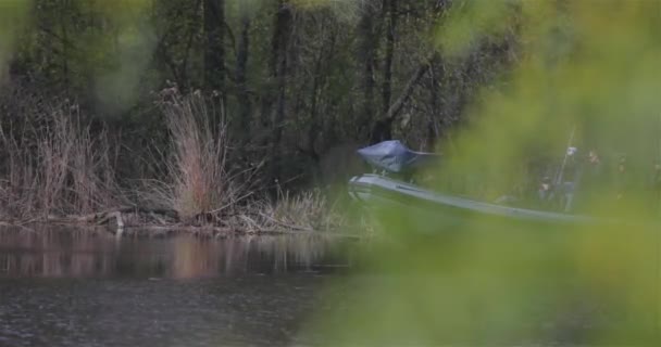 Ένα Μηχανοκίνητο Σκάφος Επιπλέει Στο Ποτάμι Ένα Περιπολικό Πλέει Κατά — Αρχείο Βίντεο