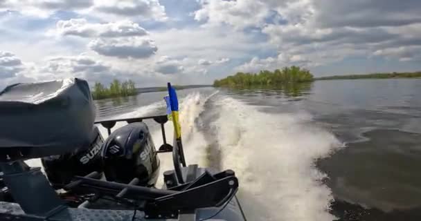 Bateau Flotte Long Rivière Drapeau Ukrainien Flotte Dans Vent — Video