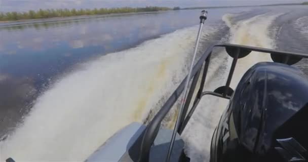 Bateau Navigue Long Rivière Vue Depuis Bateau Patrouilleur Flotte Long — Video
