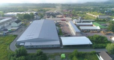 Modern fabrika manzaralı. Yeni bir modern mobilya fabrikasının üzerinde bir uçuş. Mobilya fabrikası üst görünümü.