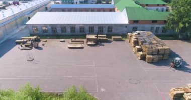 Büyük marangoz fabrikası manzarası. Bir marangoz fabrikasının üzerinde bir uçuş. Modern mobilya fabrikasının genel planı.