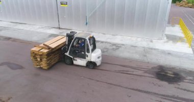 Büyük marangoz fabrikası manzarası. Bir marangoz fabrikasının üzerinde bir uçuş. Modern mobilya fabrikasının genel planı.