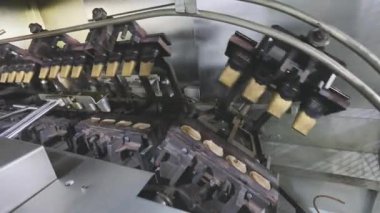 Waffle fincanı yapıyorum. Dondurma için gofret kabı üretimi. Waffle fincanı yakın plan.