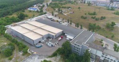 Kimyasal fabrika hava manzarası. Bir kimya fabrikasının etrafında uçmak. Büyük bir kimya fabrikasının dışı..