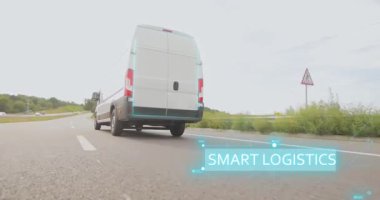 Akıllı lojistik. Akıllı lojistikle hızlı teslimat. Teslimatta IOT olan beyaz minibüs..