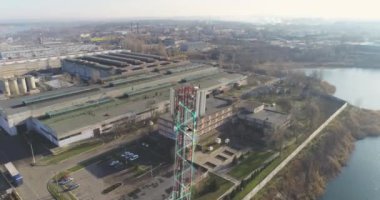 Mobil kule. Veri iletimi bir tekrarlayıcı üzerinden. Büyük bir fabrikanın arazisinde tekrar eden biri.