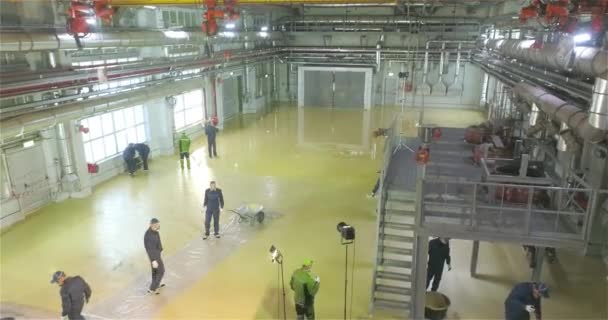 Bauarbeiter Tragen Eine Polymerbeschichtung Auf Den Fußboden Eines Industriegebäudes Auf — Stockvideo