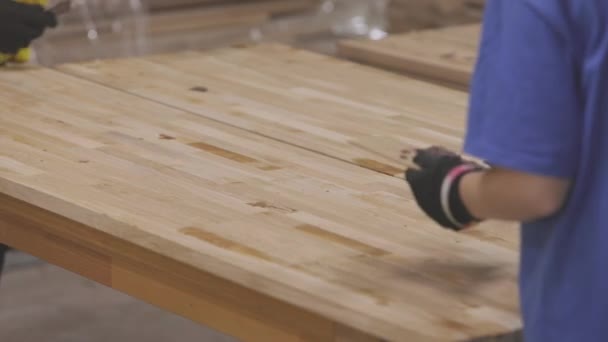 Die Korrektur Der Defekte Holzbrett Abdeckung Von Unregelmäßigkeiten Auf Einem — Stockvideo