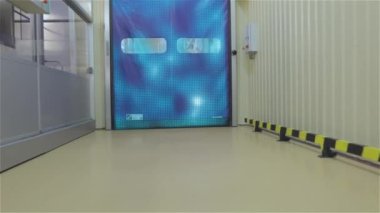 Yiyecek fabrikasındaki akıllı taşıyıcı. Akıllı gıda üretimi. Akıllı gıda fabrikası.
