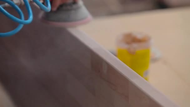 木家具砂化 一名工人正在一家家具厂打磨木料 家具制造工艺 — 图库视频影像