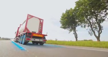Sıvı kargo otoyol boyunca gidiyor. Sıvı kargo taşımacılığı. Akıllı Sıvı Kargo.