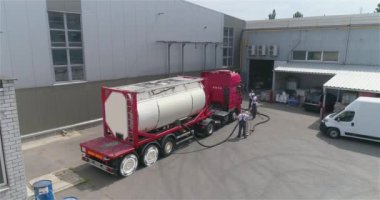 Bir tankerden fabrikaya sıvı pompalamak. Akıllı bir kimya fabrikasının görüntüsü. Kimyasal üretim tesisinde tank kamyonu.