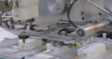 Apparatus for sorting ice cream. Ice cream dosing machine on a conveyor line. Automated conveyor line. Food production.