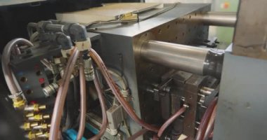Termoplastik enjeksiyon makinesi. Enjeksiyon kalıbıyla plastik bir parça oluşturma süreci
