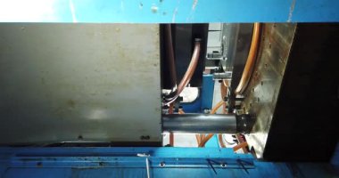 Termoplastik enjeksiyon makinesi. Enjeksiyon kalıbıyla plastik bir parça oluşturma süreci