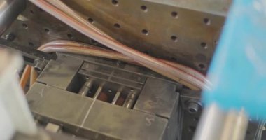 Termoplastik enjeksiyon makinesi. Enjeksiyon kalıbıyla plastik bir parça oluşturma süreci