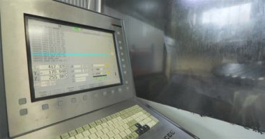 Metal için çalışan bir makine. Bir CNC makinesi metal bir parçayı işliyor. Akıllı CNC makinesi çalışıyor.