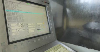 Metal için çalışan bir makine. Bir CNC makinesi metal bir parçayı işliyor. Akıllı CNC makinesi çalışıyor.