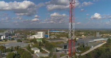 Mavi gökyüzünde anten yineleyici, hücresel telekomünikasyon vericisi, 5g mobil internet ağı.