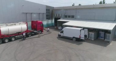 Bir tankerden fabrikaya sıvı pompalamak. Akıllı bir kimya fabrikasının görüntüsü. Kimyasal üretim tesisinde tank kamyonu.