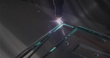 Plazma kesiciler fabrikada çalışıyor. Plazma kesici parçayı kesecek. Metal bir parçayı plazma kesici ile kesme işlemi.
