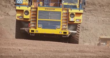 Büyük bir maden kamyonu maden cevheri. Taş ocağındaki yolda giden taş ocağı kamyonu.