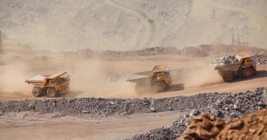 Taş ocağında cevher taşıyan büyük bir taş ocağı kamyonu. Taş ocağında cevher taşıyan büyük bir taş ocağı kamyonu..