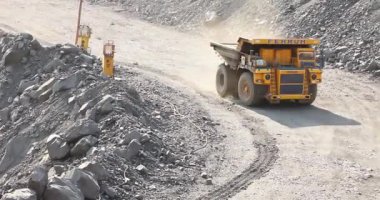 Büyük bir maden kamyonu maden cevheri. Taş ocağındaki yolda giden taş ocağı kamyonu.