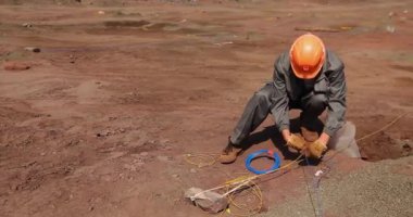 İşçiler patlama için bir taş ocağı hazırlıyorlar. Demir cevheri ocağının gelişimi