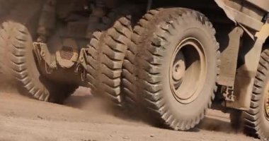 Büyük bir maden kamyonu maden cevheri. Taş ocağındaki yolda giden taş ocağı kamyonu.