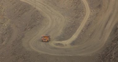 Büyük bir maden kamyonu maden cevheri. Taş ocağındaki yolda giden taş ocağı kamyonu.