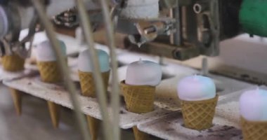 Waffle bardağında dondurma. Waffle kabında dondurma üretimi. Otomatik dondurma üretimi.