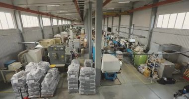 Termoplastik enjeksiyon makinesi. Plastik parçaları üretmek için makinelerin olduğu dükkan