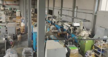 Termoplastik enjeksiyon makinesi. Plastik parçaları üretmek için makinelerin olduğu dükkan