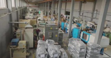 Termoplastik enjeksiyon makinesi. Plastik parçaları üretmek için makinelerin olduğu dükkan