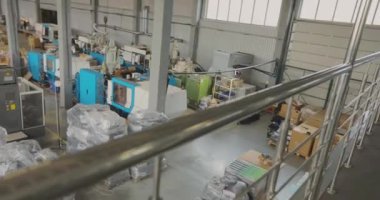 Termoplastik enjeksiyon makinesi. Plastik parçaları üretmek için makinelerin olduğu dükkan